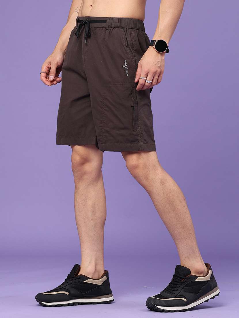 men solid mid rise regular fit cargo shorts