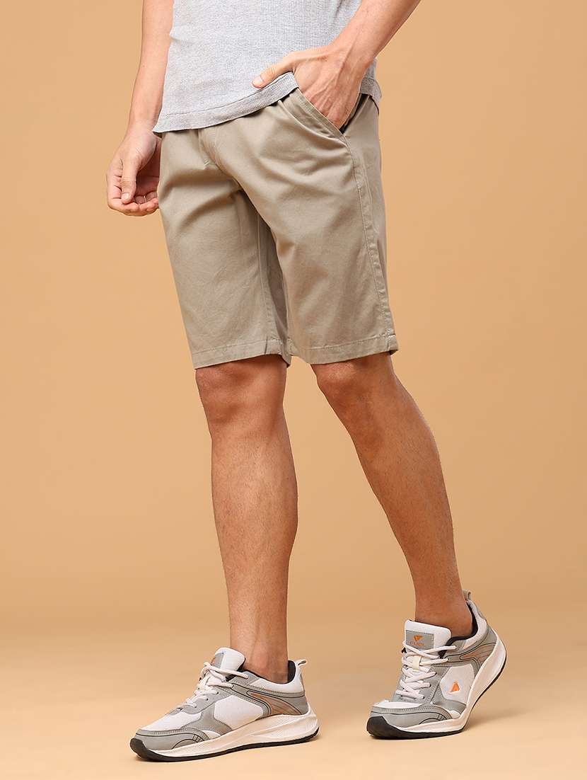 men solid mid rise regular fit shorts