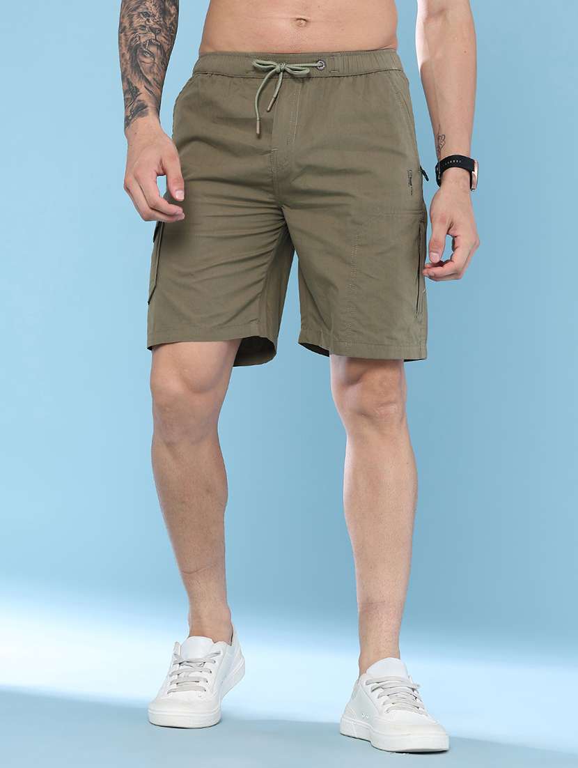 men solid mid rise regular fit cargo shorts
