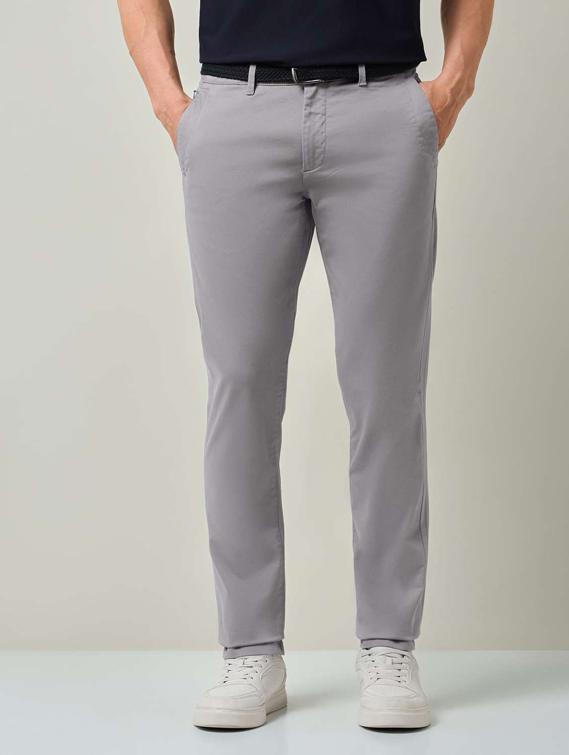 men solid mid rise chinos casual trouser