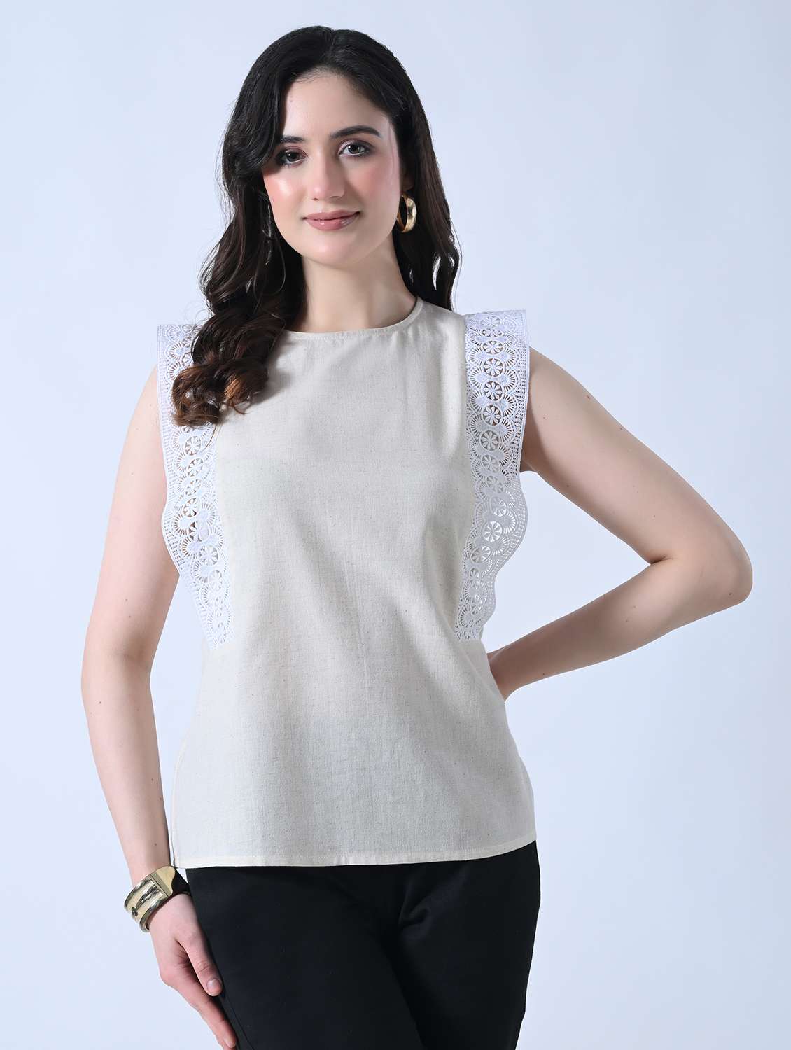 women solid round neck sleeveless top