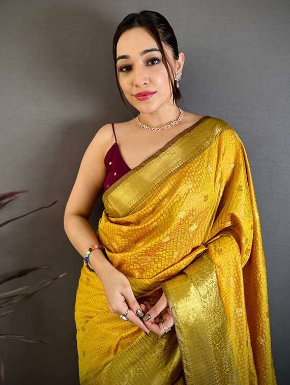 women self design bordered saree with blouse - 22503108 -  Standard Image - 1