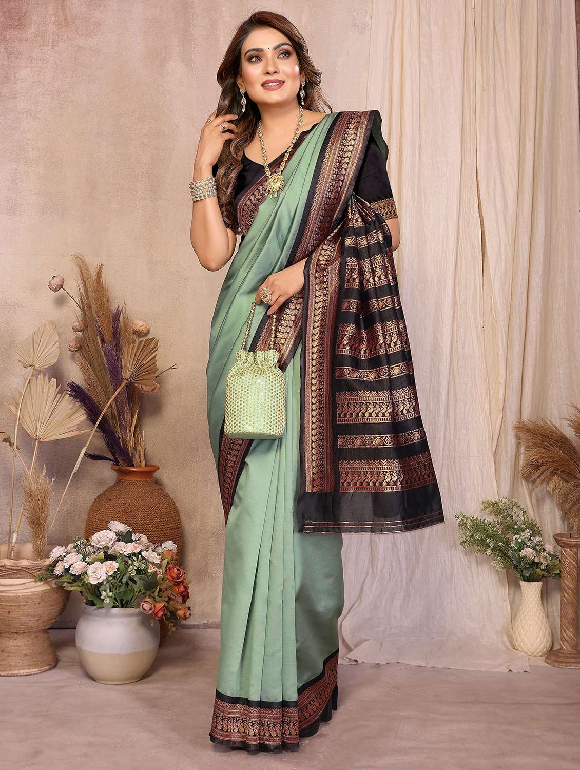 women solid with bordered saree with blouse - 22503210 -  Standard Image - 4