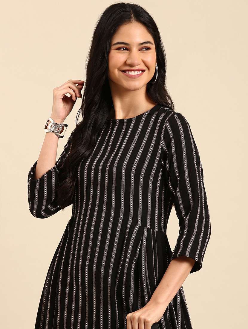 Women Printed Round Neck Kurta And Pant Set - 22504867 -  Standard Image - 1