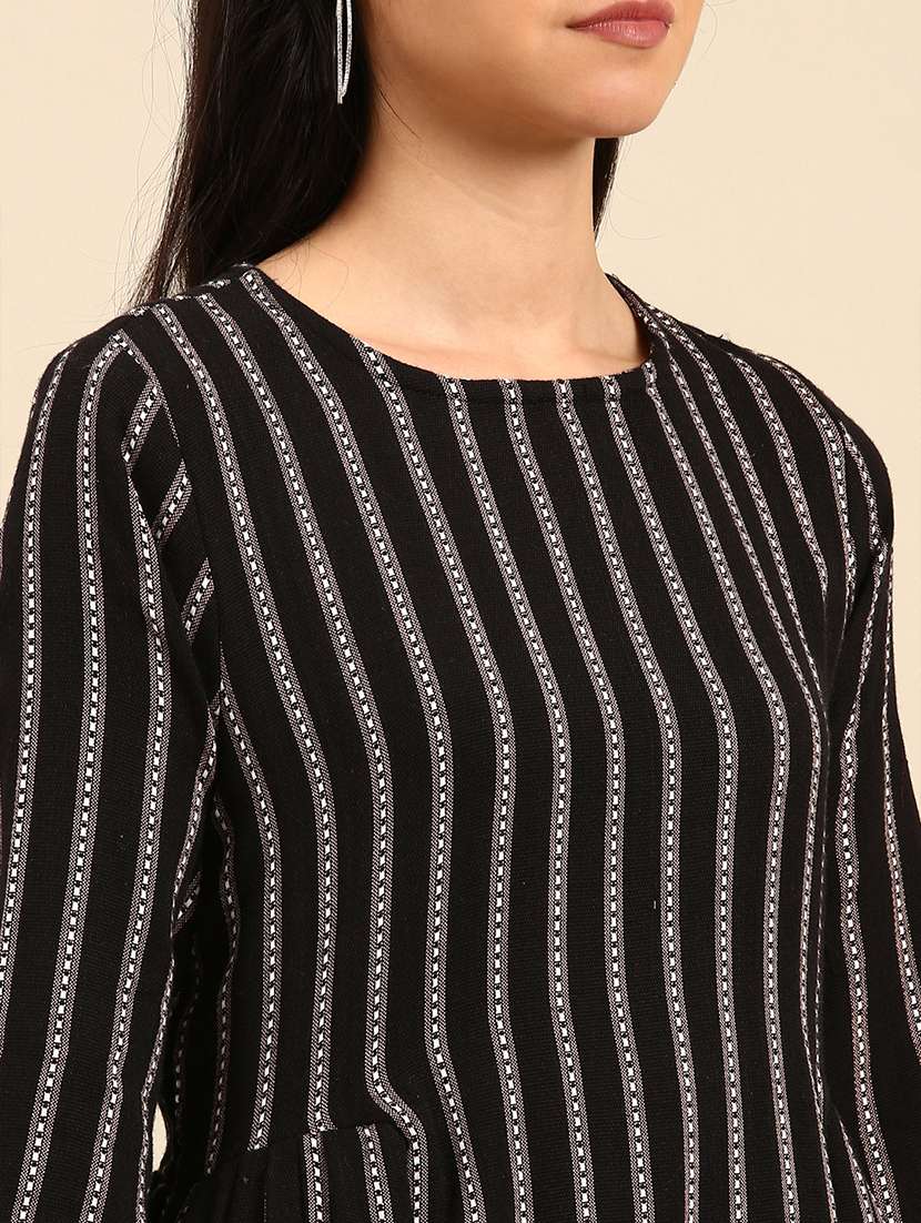 Women Printed Round Neck Kurta And Pant Set - 22504867 -  Standard Image - 4