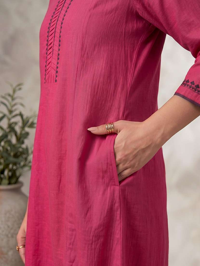 women embroidered v neck kurta and pant set - 22504952 -  Standard Image - 4