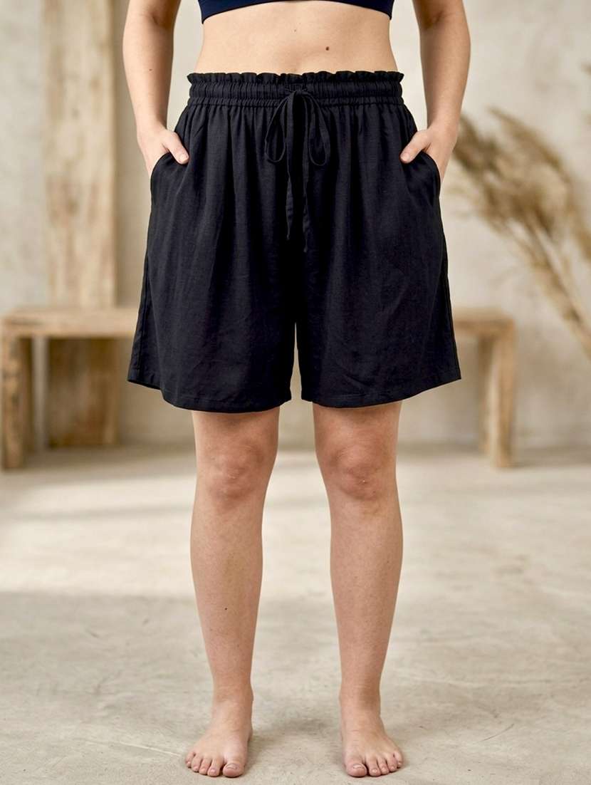 women solid mid rise regular shorts