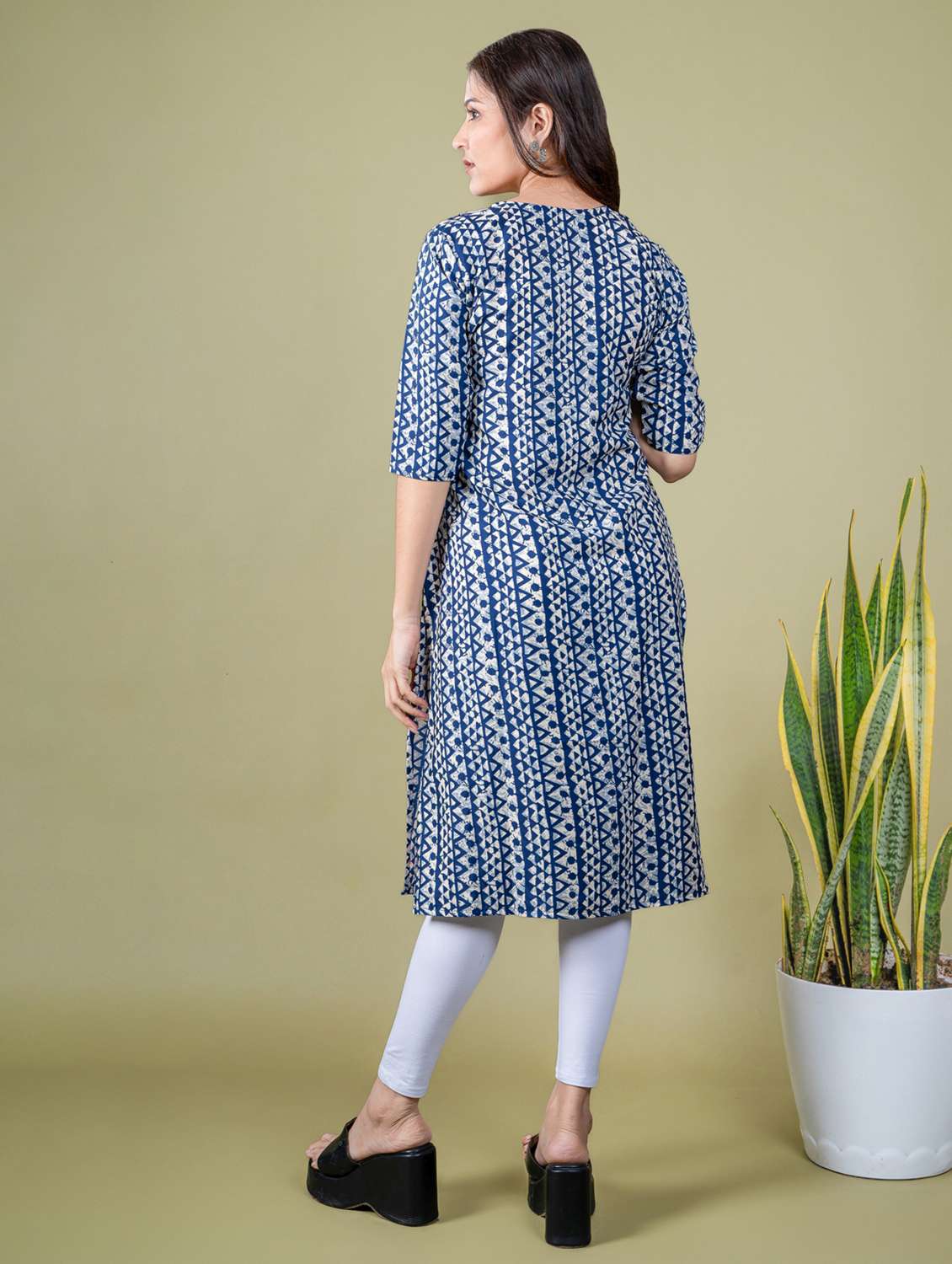 women printed round neck straight kurta - 22505366 -  Standard Image - 4