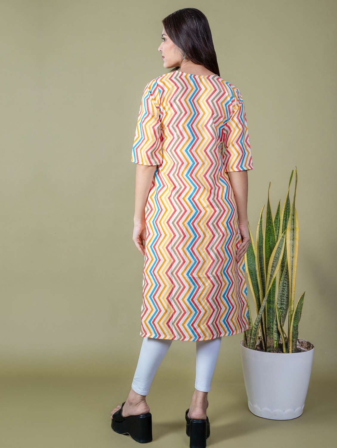 Women Printed Round Neck Straight Kurta - 22505368 -  Standard Image - 4