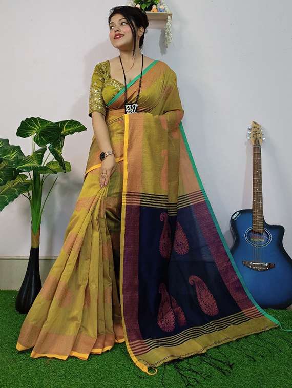 women self design bordered saree with blouse