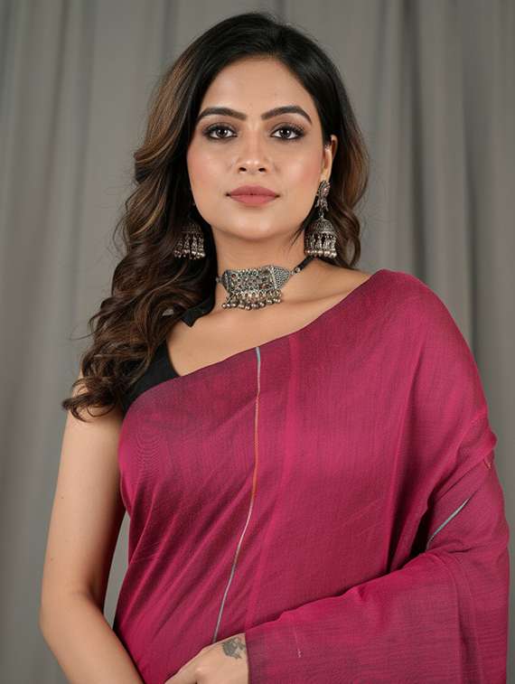 women striped handloom saree with blouse - 22505540 -  Standard Image - 1