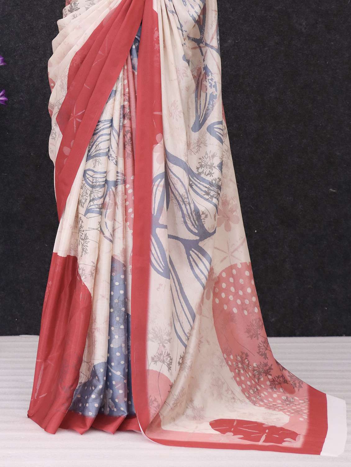 women printed casual wear saree with blouse - 22505860 -  Standard Image - 1