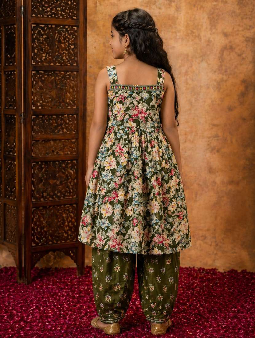Girls Printed Sleeveless Kurta And Salwar Suit Set - 22511976 -  Standard Image - 4