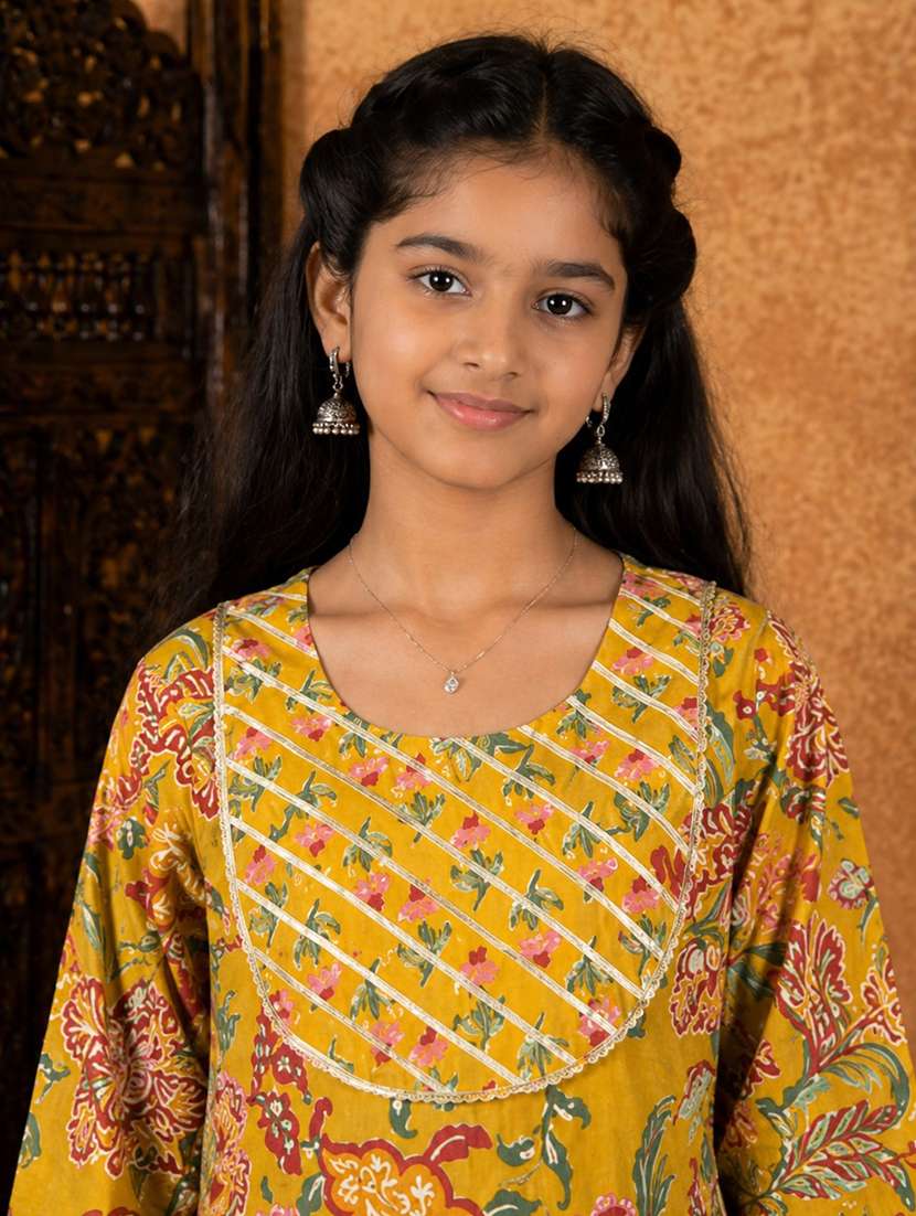Girls Printed Round Neck Kurta And Sharara Suit Set - 22511983 -  Standard Image - 1