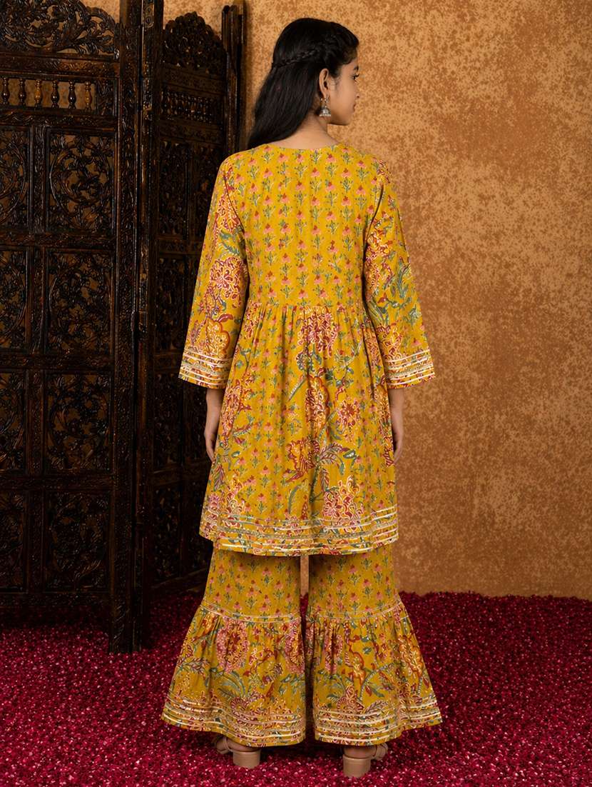 Girls Printed Round Neck Kurta And Sharara Suit Set - 22511983 -  Standard Image - 4