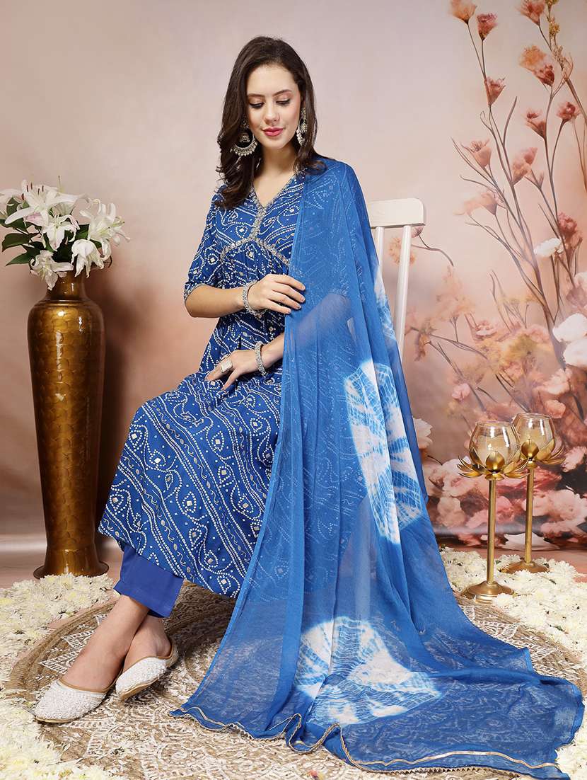women printed v neck kurta and pant set with dupatta - 22513829 -  Standard Image - 4