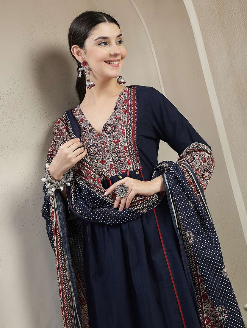 women printed v neck kurta and palazzo set with dupatta - 22513832 -  Standard Image - 1