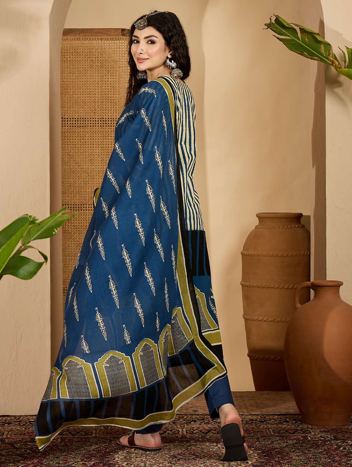 women printed round neck kurta and pant set with dupatta - 22513846 -  Standard Image - 4