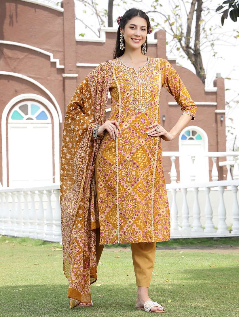 women printed notch neck kurta and pant set with dupatta - 22513938 -  Standard Image - 4