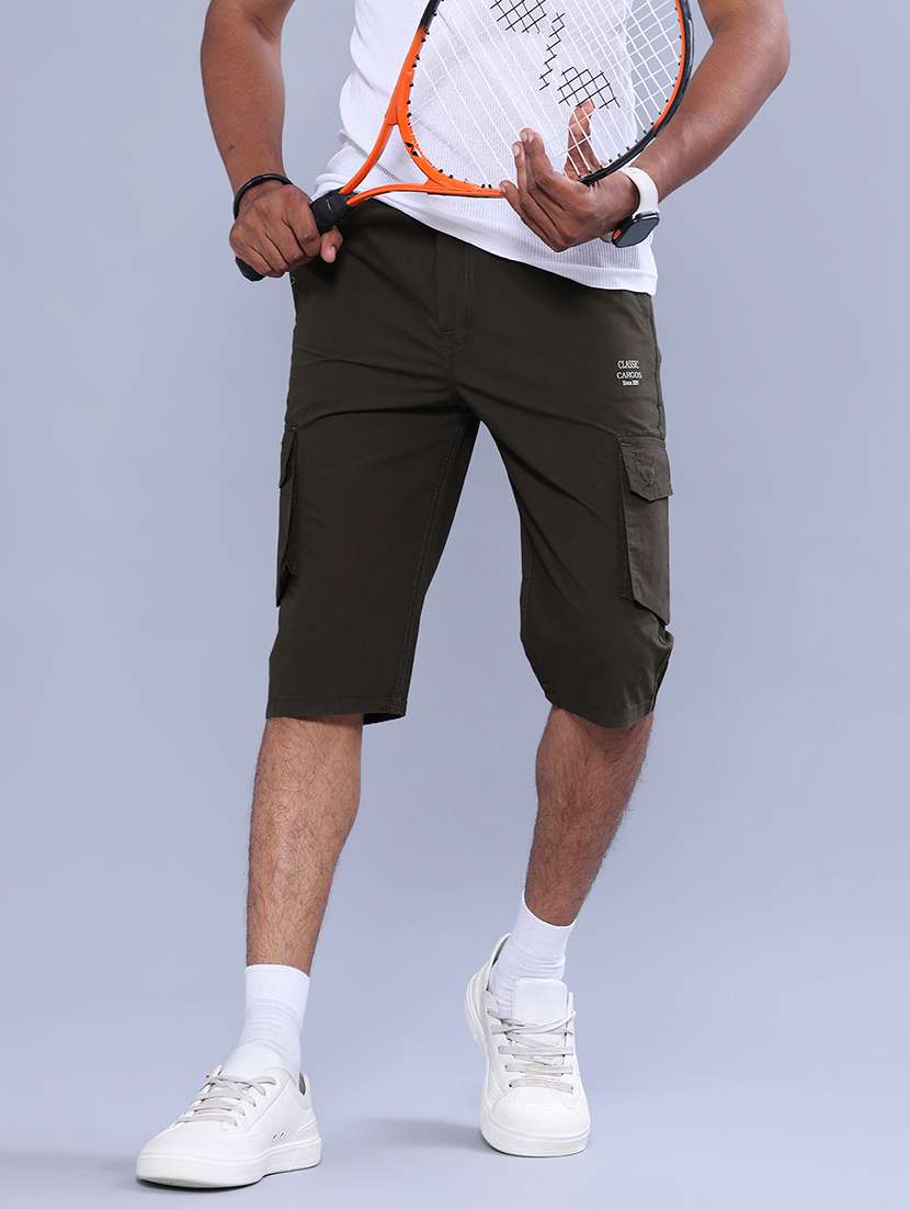men solid mid rise three fourth cargo shorts