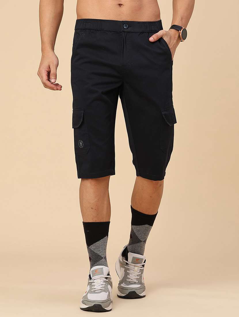 men solid mid rise three fourth cargo shorts