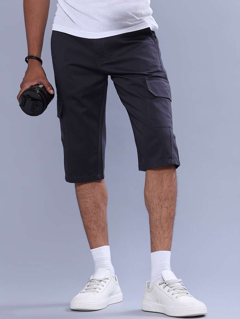 men solid mid rise three fourth cargo shorts