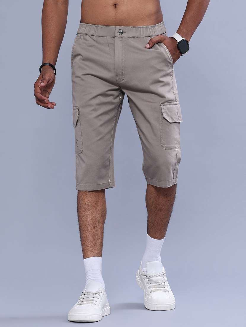 men solid mid rise three fourth shorts