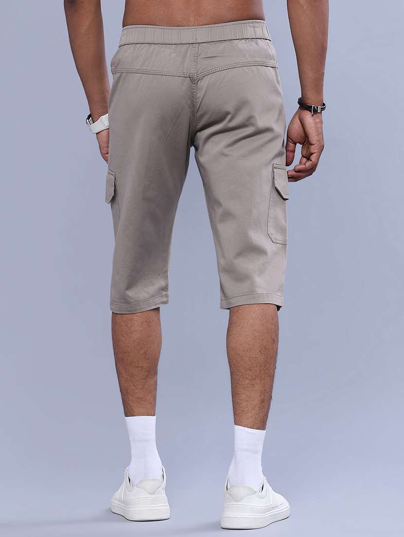 Men Solid Mid Rise Three Fourth Shorts - 22516134 -  Standard Image - 4