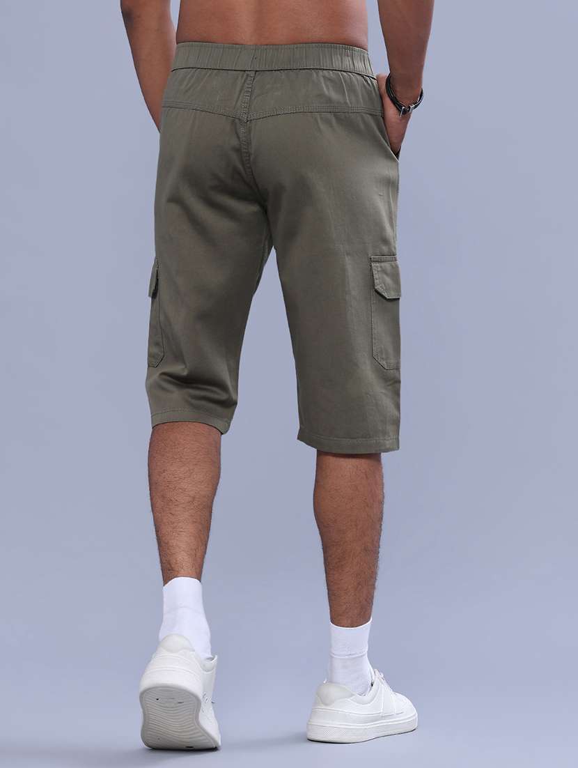 Men Solid Mid Rise Three Fourth Shorts - 22516220 -  Standard Image - 4