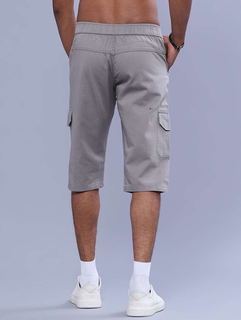 Men Solid Mid Rise Three Fourth Shorts - 22517130 -  Standard Image - 4