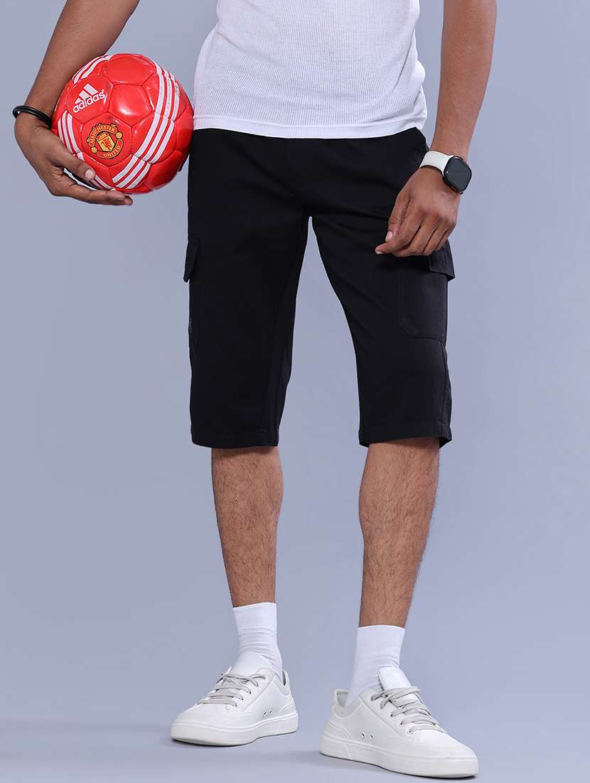 men solid mid rise three fourth shorts