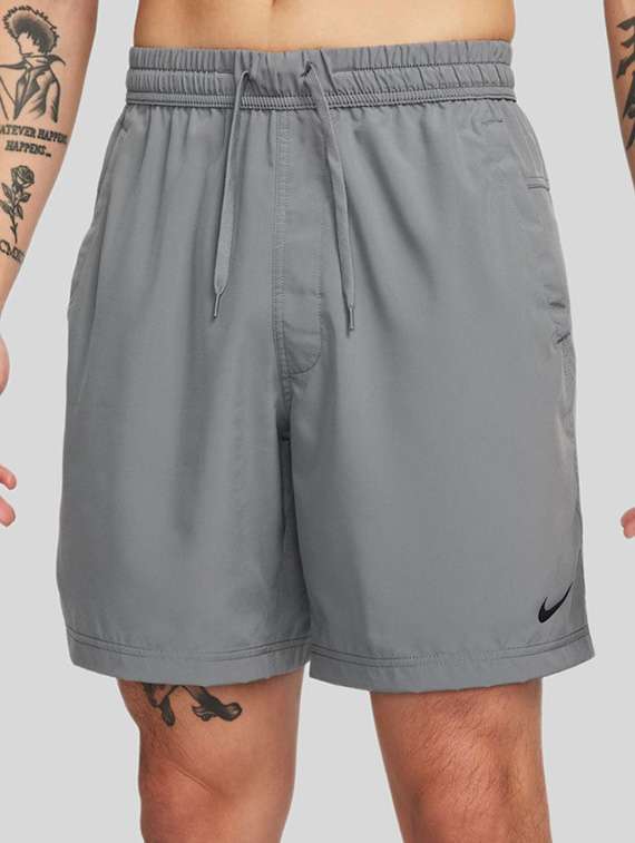 men solid mid rise sports shorts