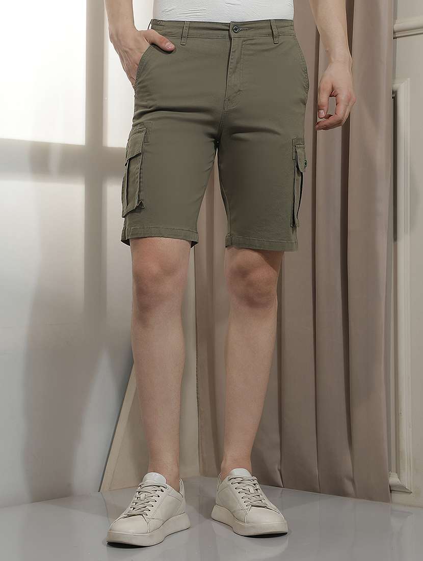 men solid mid rise cargo shorts