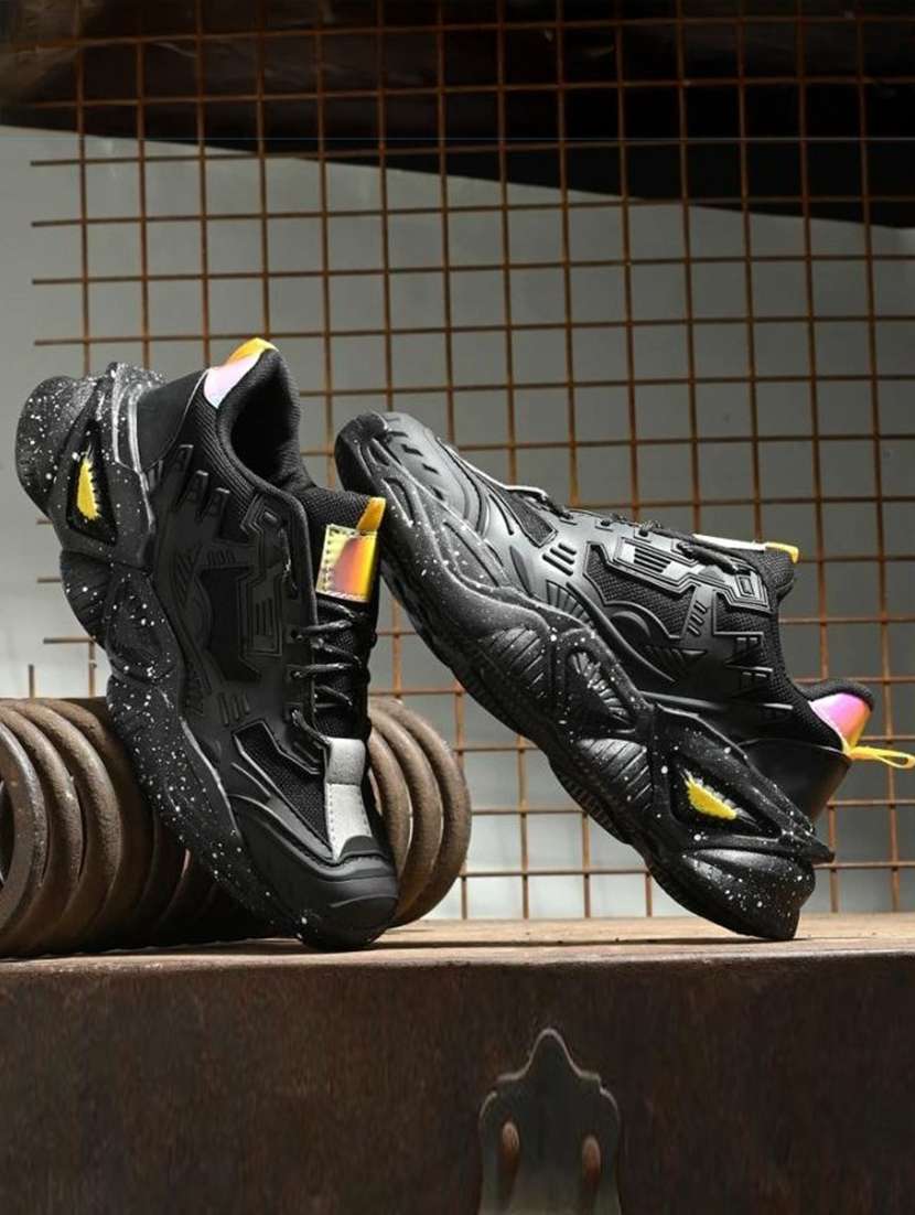 men black lace up sneaker