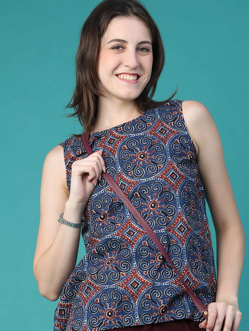 women printed sleeveless regular top