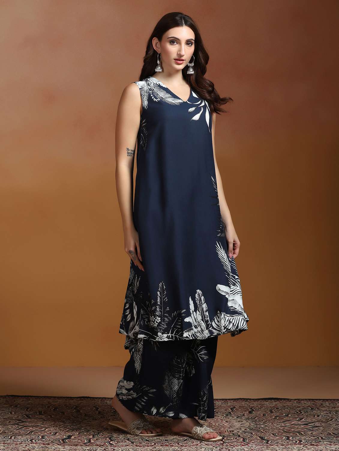 women printed sleeveless kurta and palazzo set - 22527753 -  Standard Image - 4