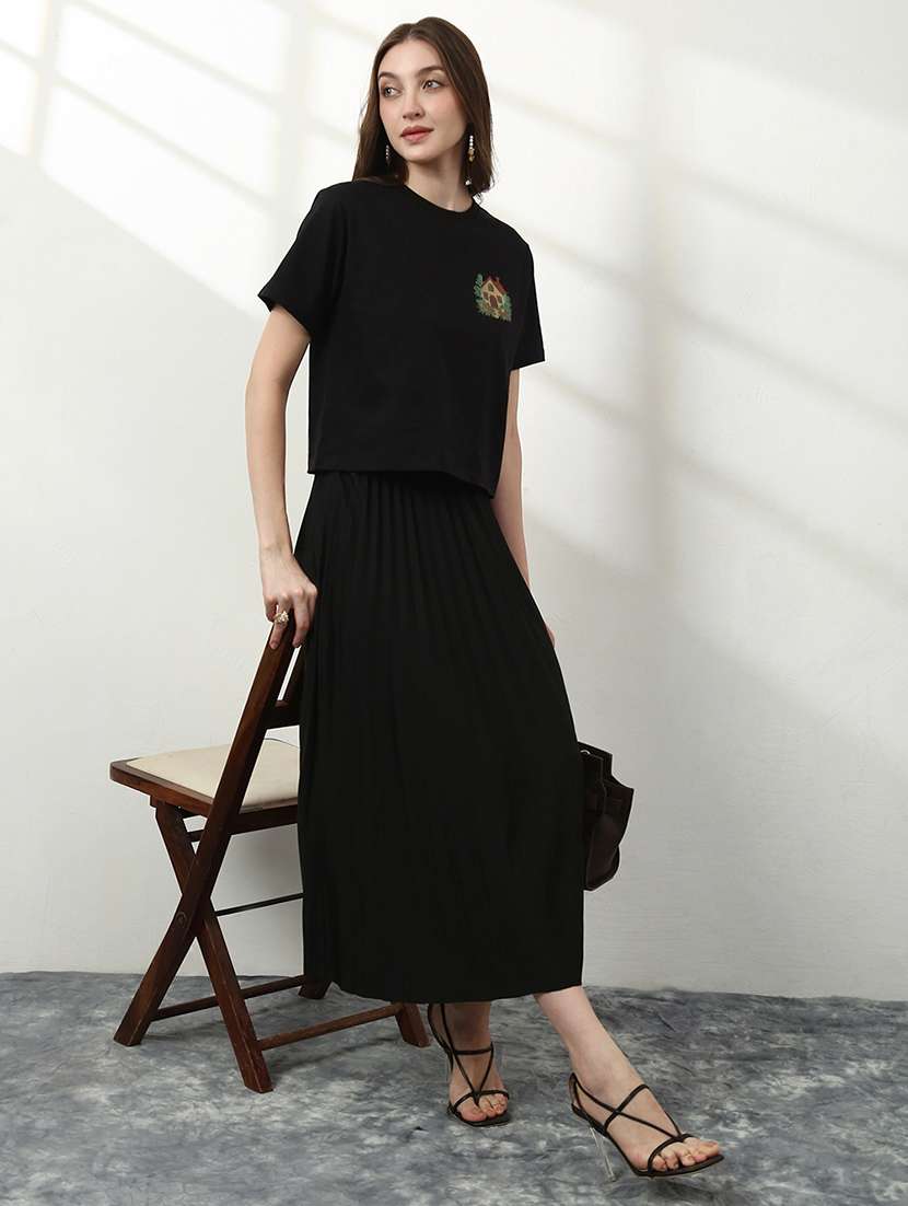 Women Embroidered Short Sleeves Crop T-shirt - 22528879 -  Standard Image - 4