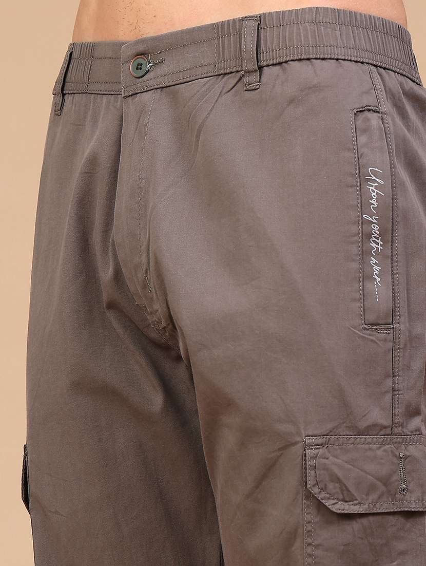 Men Solid Mid Rise Regular Fit Three-fourth Cargo Shorts - 22530050 -  Standard Image - 1