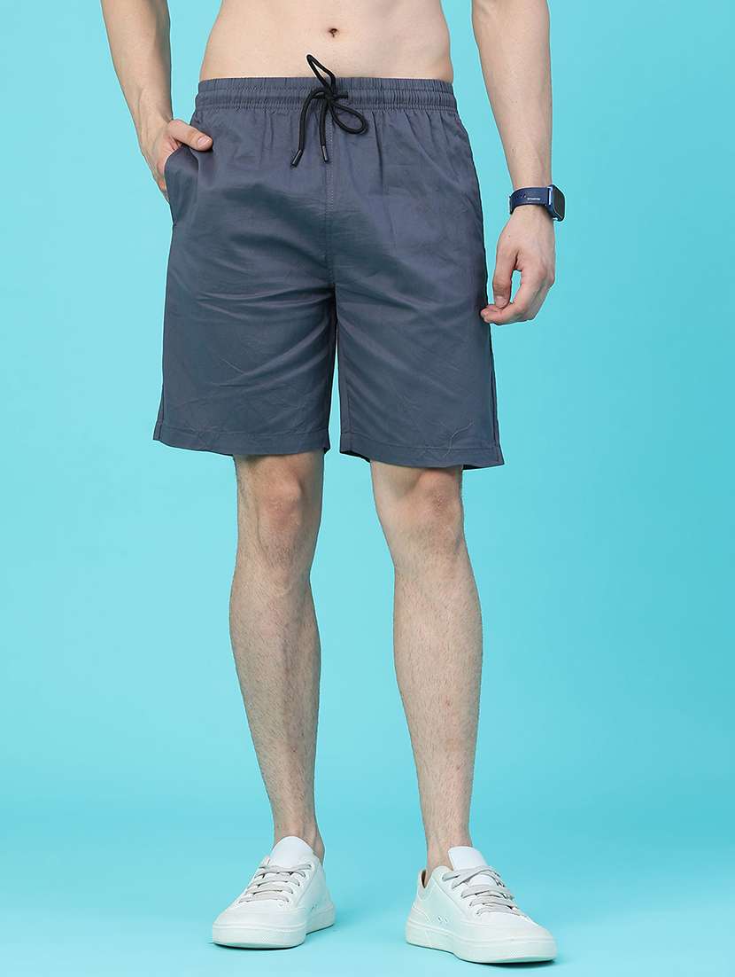 men solid mid rise regular fit shorts