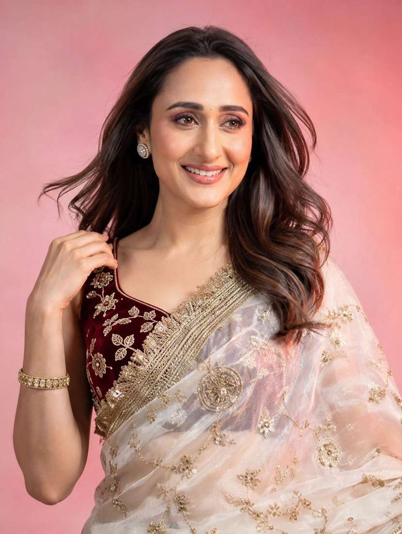 Women Solid With Work Embroidered Saree With Blouse - 22539905 -  Standard Image - 1