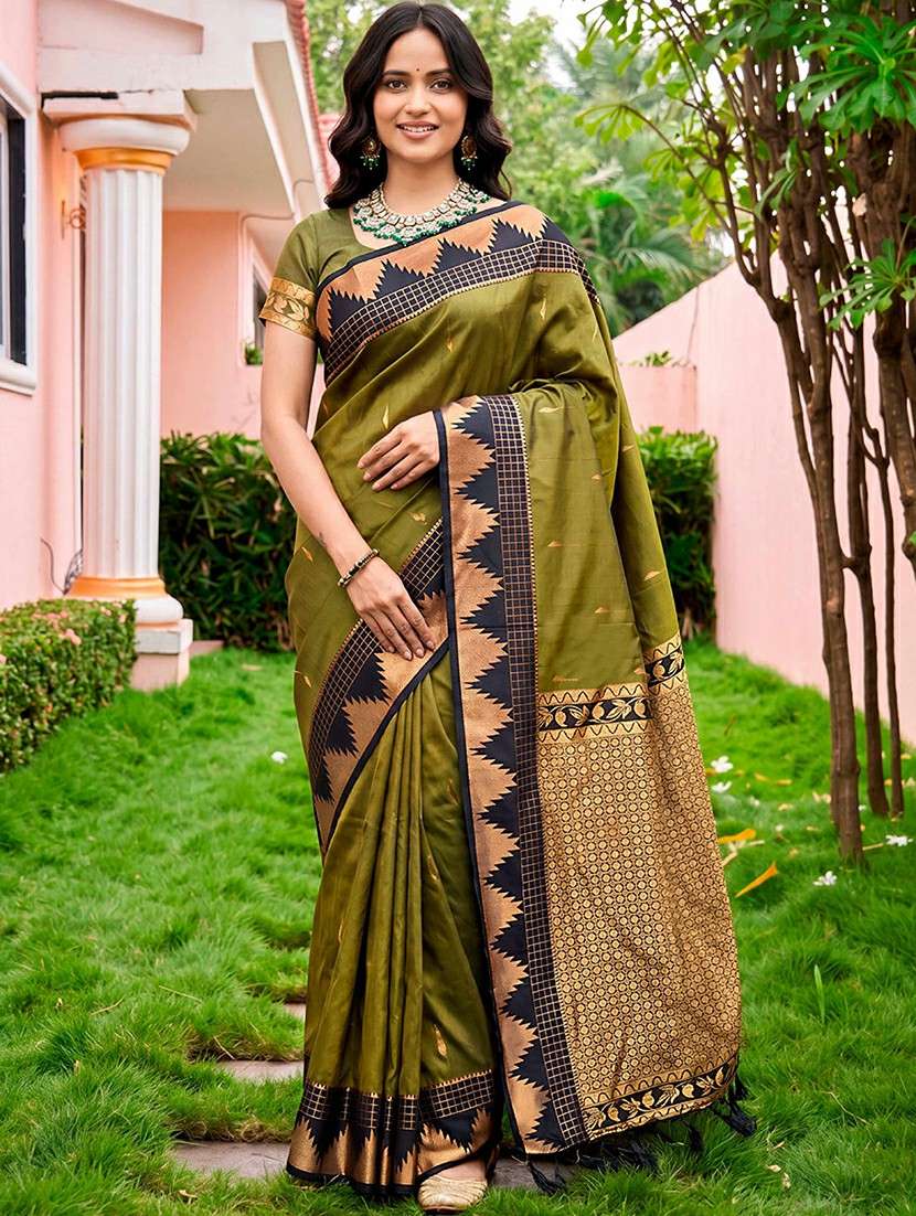 women self design bordered saree with blouse