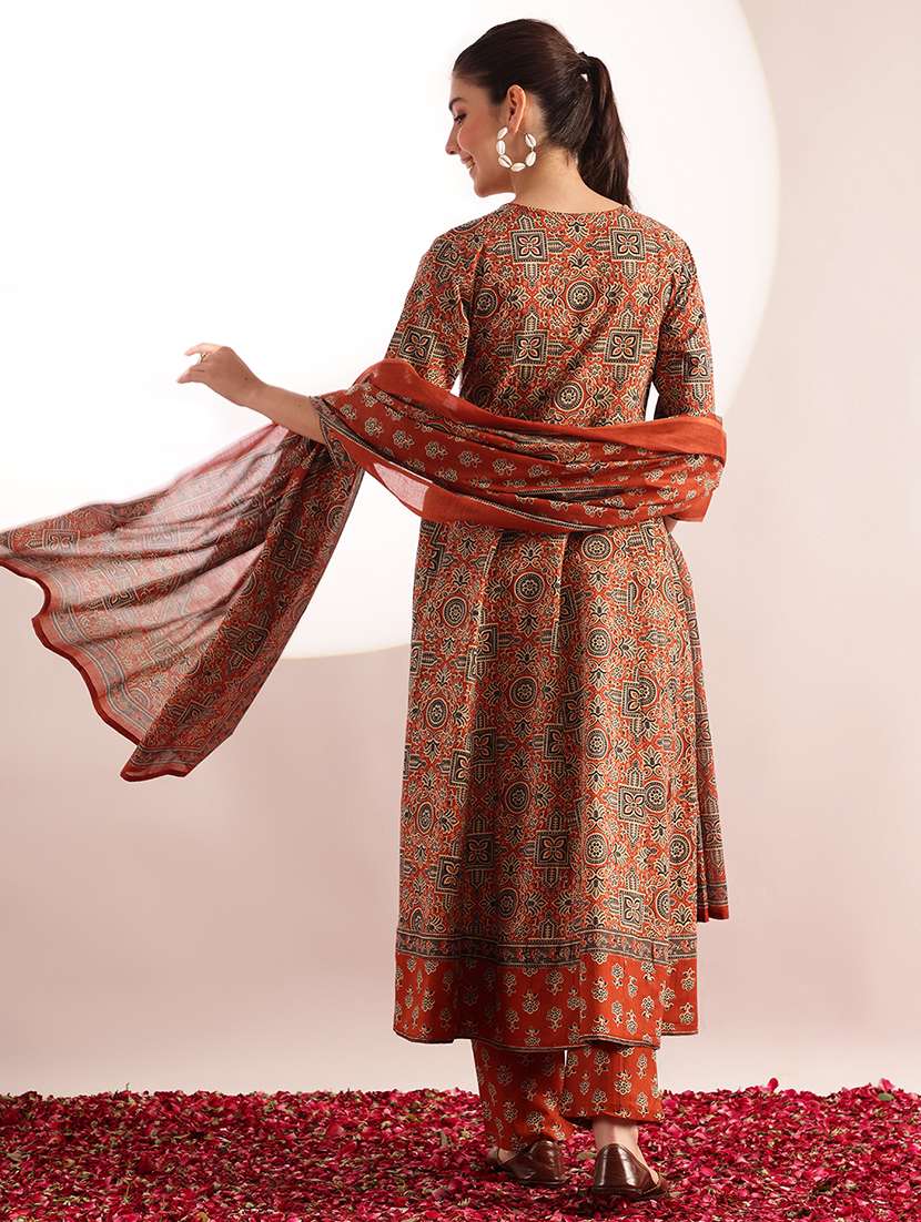 women printed three quarter sleeves kurta pant set with dupatta - 22540265 -  Standard Image - 4