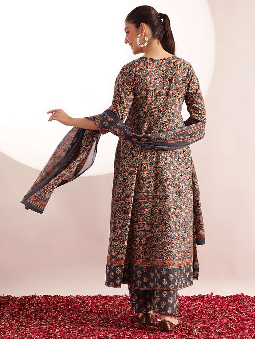 women printed three quarter sleeves kurta pant set with dupatta - 22540266 -  Standard Image - 4