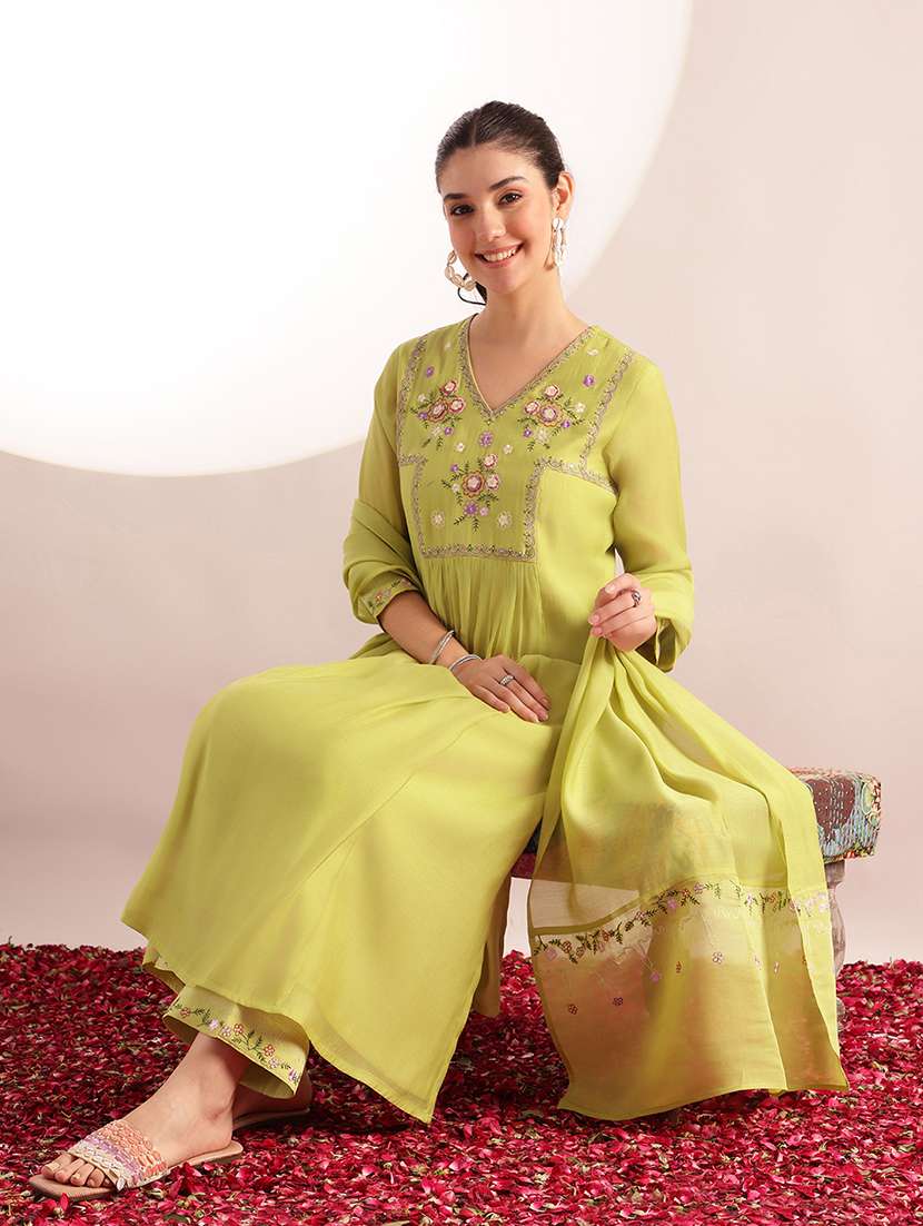 women embroidered three quarter sleeves kurta pant set with dupatta