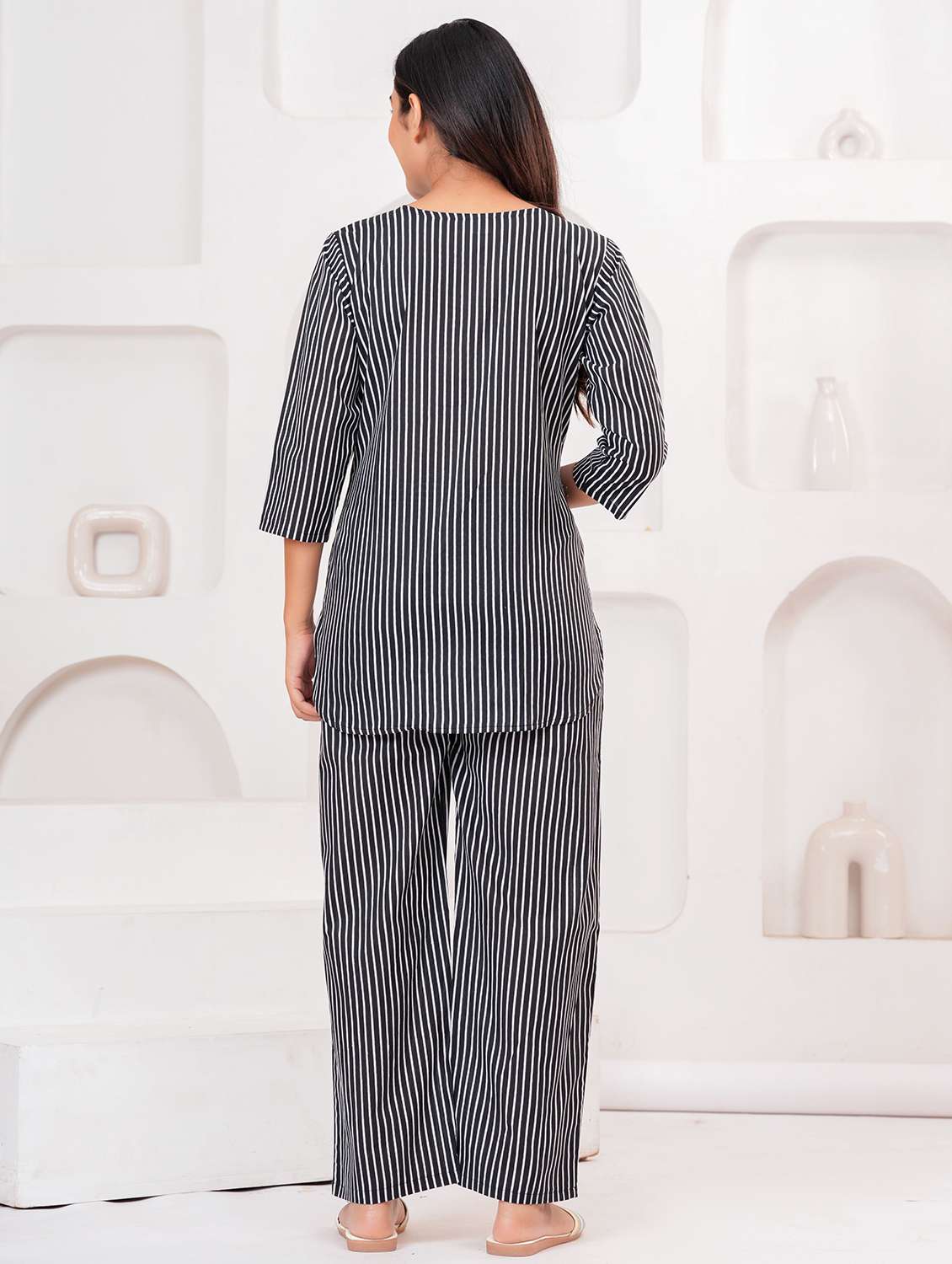 women printed notch neck top and pyjama set - 22540341 -  Standard Image - 4