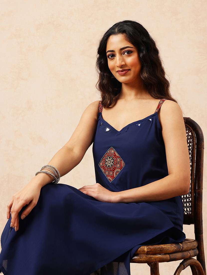 Women Embroidered Shoulder Strap Kurta Pant Set - 22540347 -  Standard Image - 1