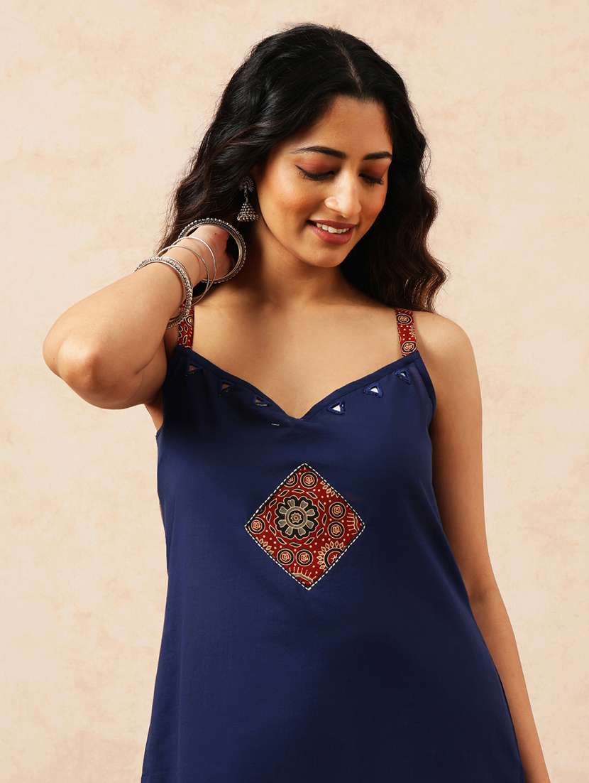 Women Embroidered Shoulder Strap Kurta Pant Set - 22540347 -  Standard Image - 4
