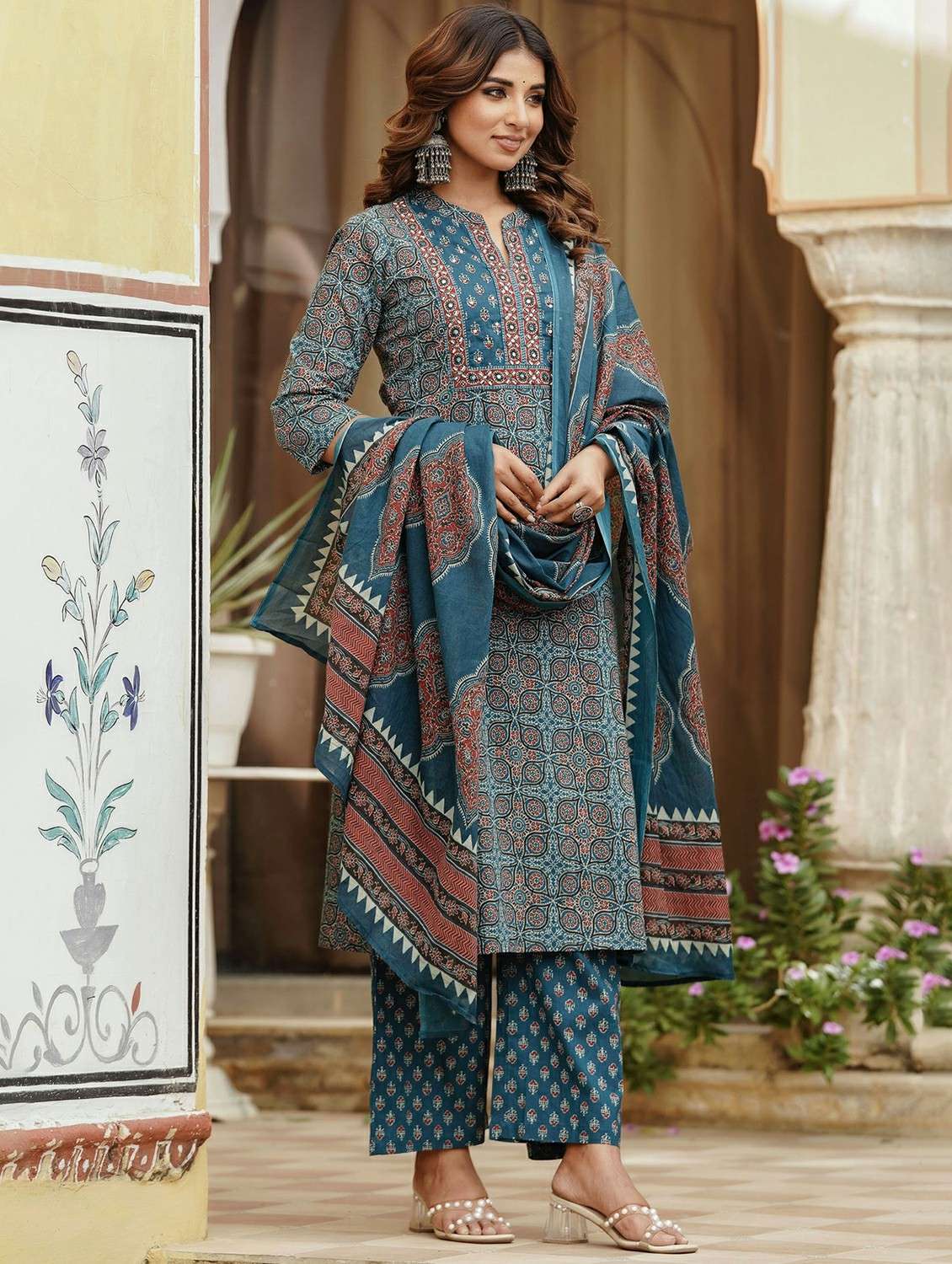 women printed three quarter sleeve kurta palazzo with dupatta set - 22541994 -  Standard Image - 4