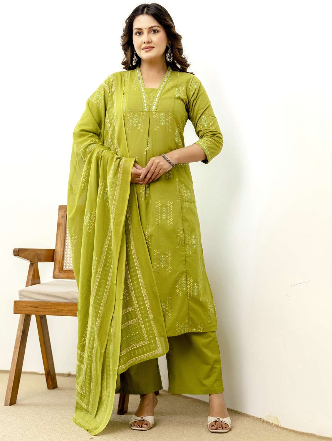 women printed three quarter sleeve kurta palazzo with dupatta set