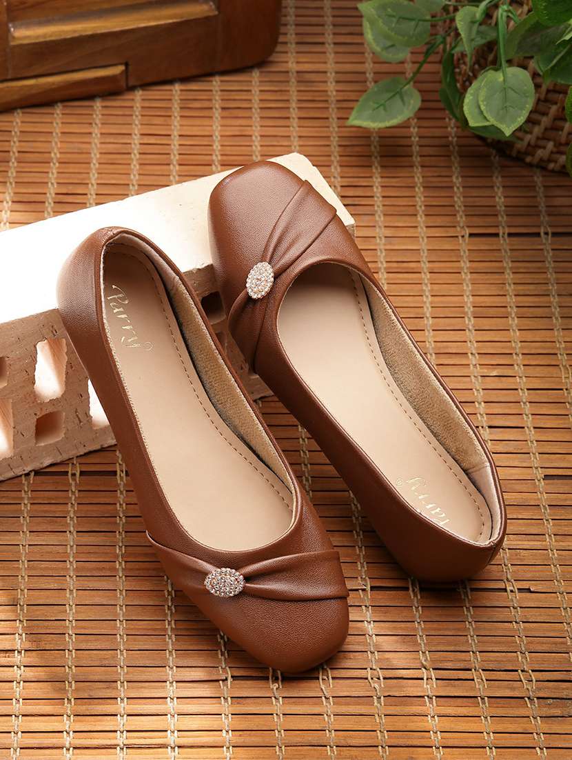 women solid slip on ballerina